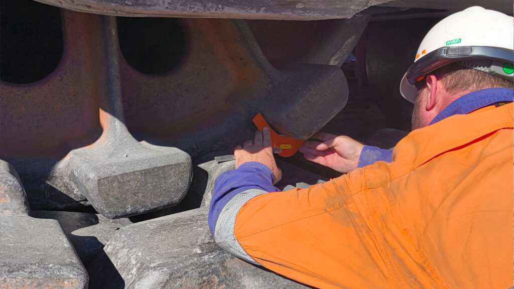 EX8000 platform specific inspection gauge used to measure the wear on components. These measurements along with machine and travel hours are used to generate reports to monitor component wear over time.